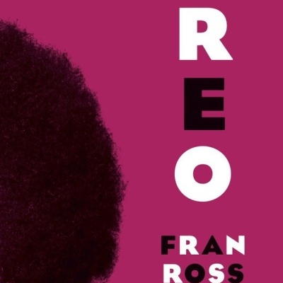 Capa de livro rosa com texto vertical OREO e nomes Fran Ross