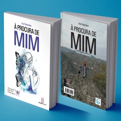 Dois livros À PROCURA DE MIM de Ana Paula Neto com capa ilustrada e capa fotográfica sobre fundo azul