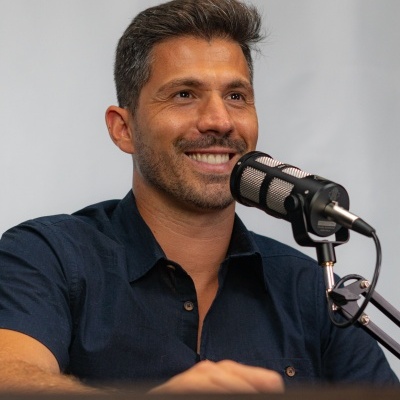 Homem com camisa azul e microfone preto