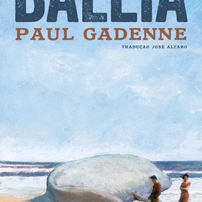 Capa do livro 'Baleia' com uma baleia branca na praia e duas pessoas ao lado