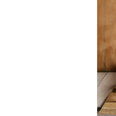 Livro DOÇARIA PORTUGUESA com ingredientes e jarra numa mesa de madeira