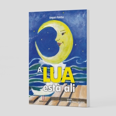 Livro com capa azul e ilustração de lua e mar com texto 'A LUA está ali'