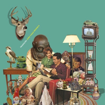 Capa de livro com objetos vintage e casal sentado em poltrona vermelha