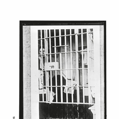 Capa de livro 'Entretanto' de John Berger com foto a preto e branco de uma cela prisional