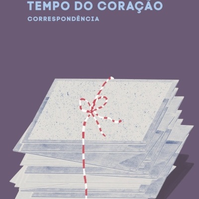Capa de livro roxa com título, autores e ilustração de cartas amarradas