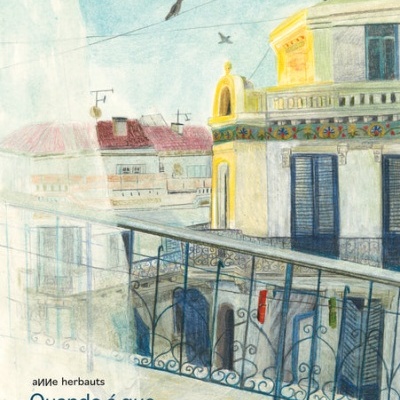Capa de livro com ilustração de varanda e edifícios, texto do título e autor