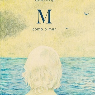 Capa de livro com ilustração de pessoa olhando para o mar e textos M como o mar