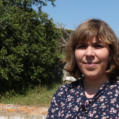 Pessoa com blusa azul com padrão floral ao ar livre