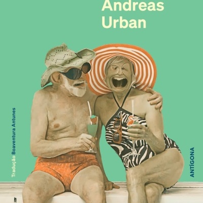 Capa de livro com duas estátuas de idosos com roupas de banho e chapéus, título em verde