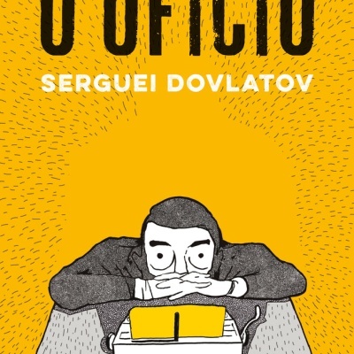 Capa do livro 'O OFÍCIO' com ilustração de homem e máquina de escrever em fundo amarelo