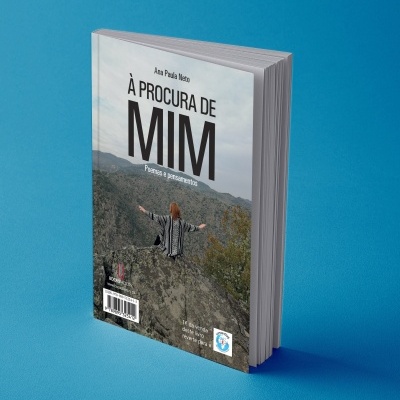 Livro À PROCURA DE MIM com capa de paisagem e pessoa de braços abertos