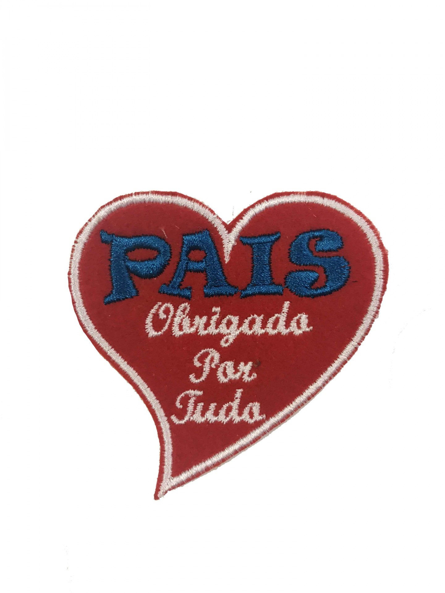 Emblema bordado em forma de coração vermelho com texto em azul e branco