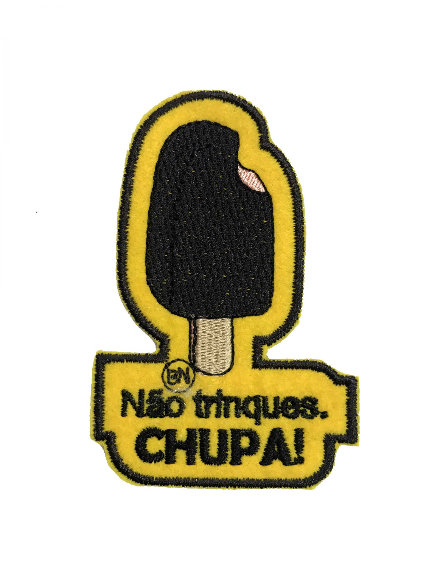 Emblema bordado forma gelado pau preto borda amarela texto Não triques CHUPA