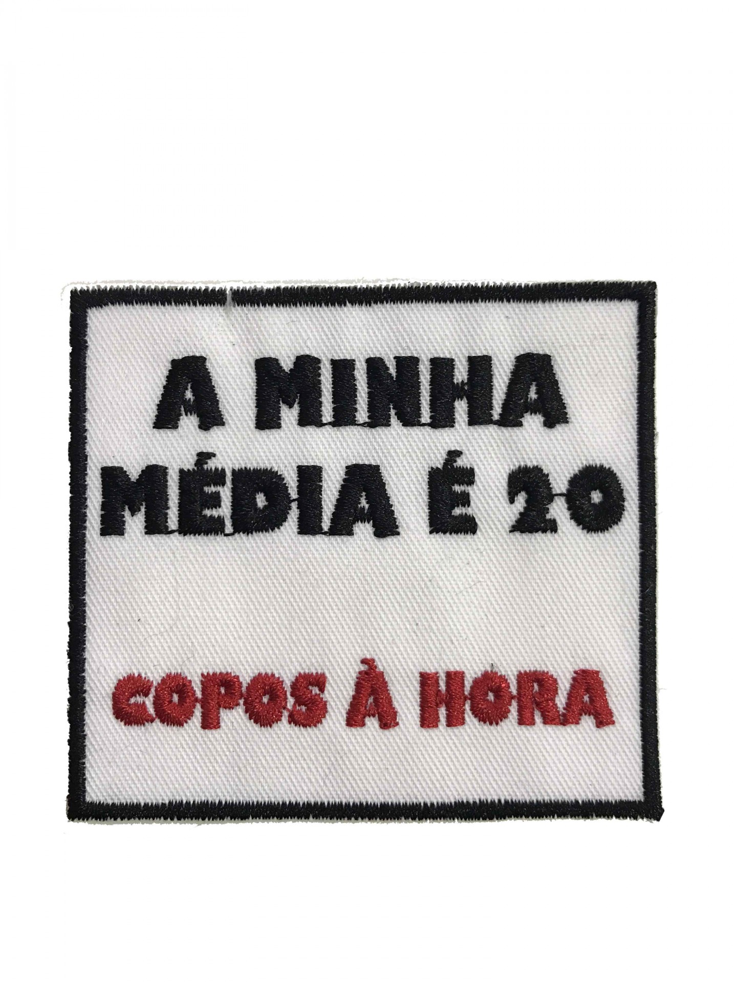 Emblema de tecido branco com texto bordado a preto e vermelho