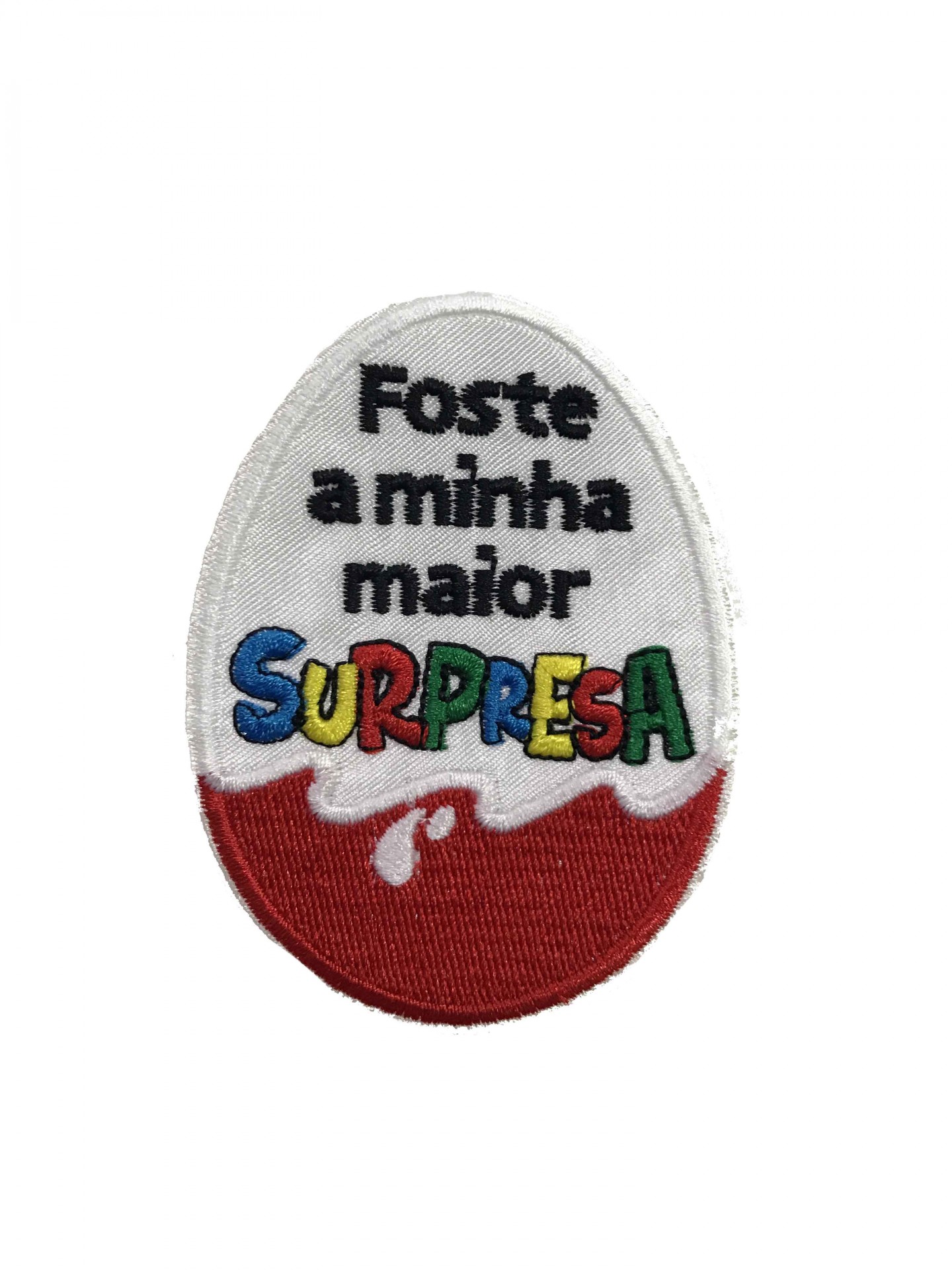Emblema bordado em forma de ovo com texto colorido e preto