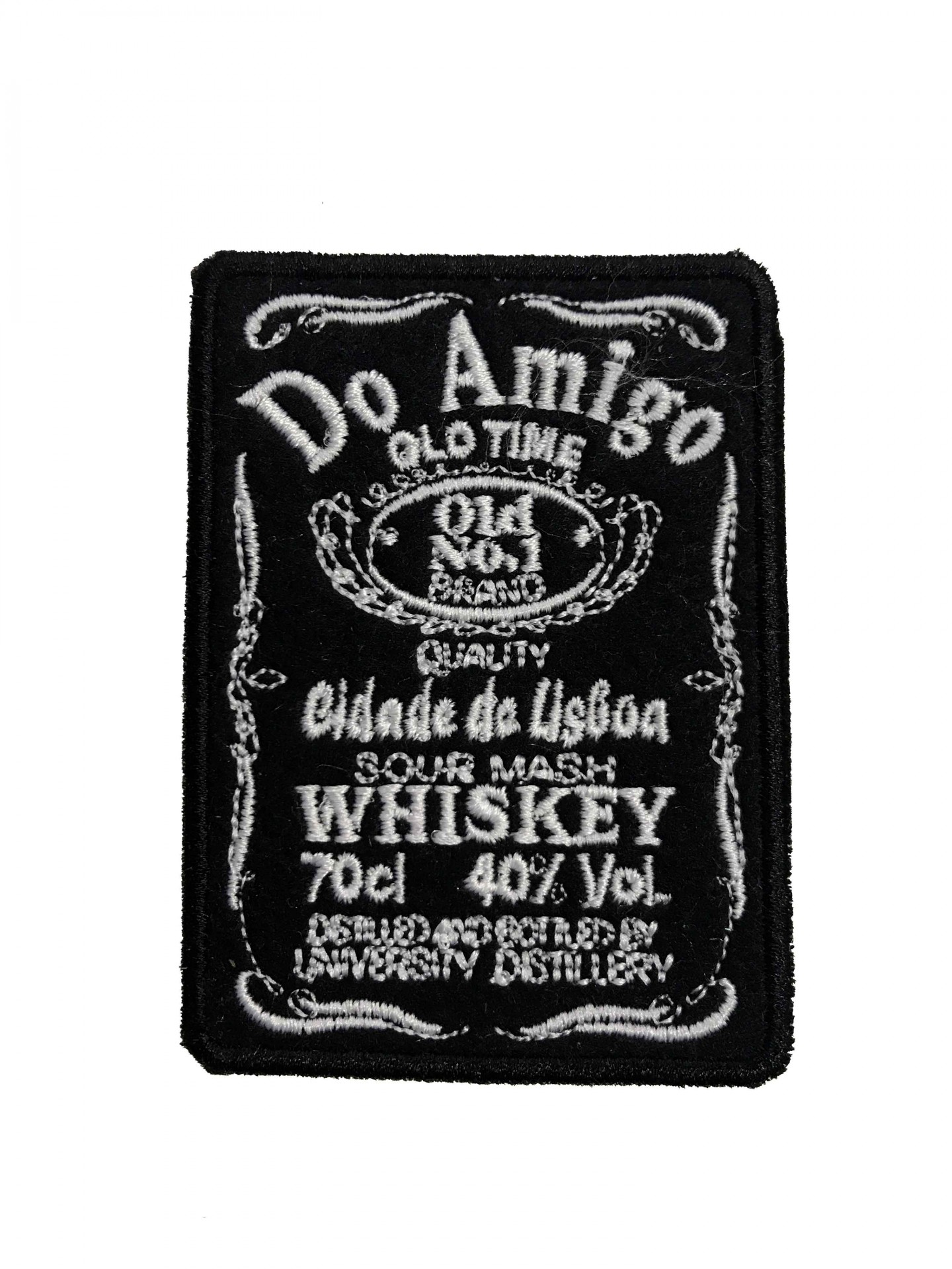 Patch bordado preto com texto branco sobre whisky e Lisboa