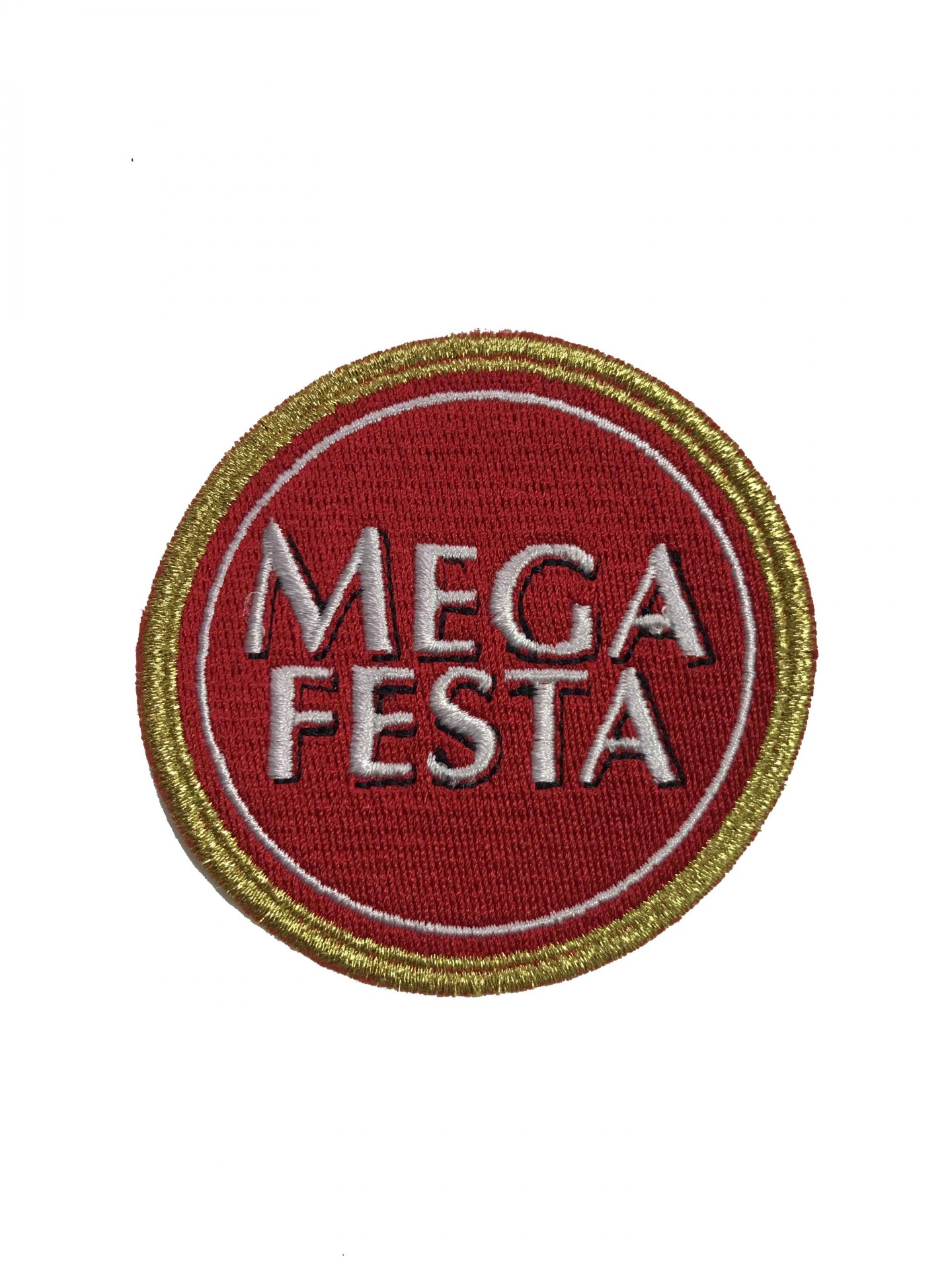 Patch redondo bordado vermelho com borda dourada e texto branco MEGA FESTA