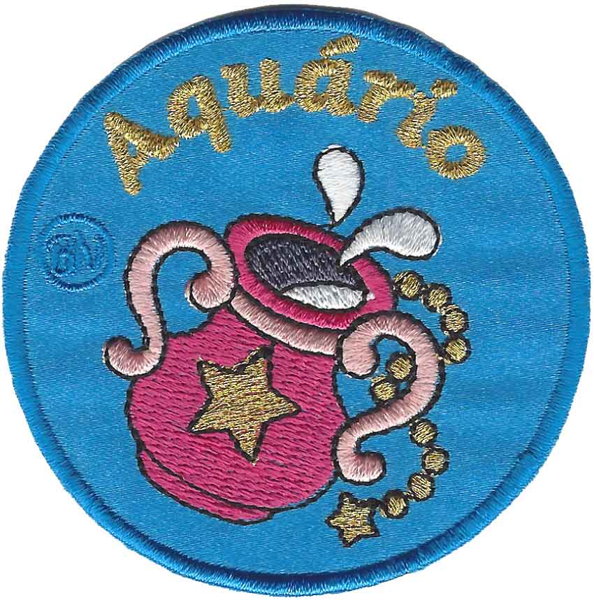Emblema azul bordado com jarro cor-de-rosa, estrelas amarelas e texto 'Aquário'