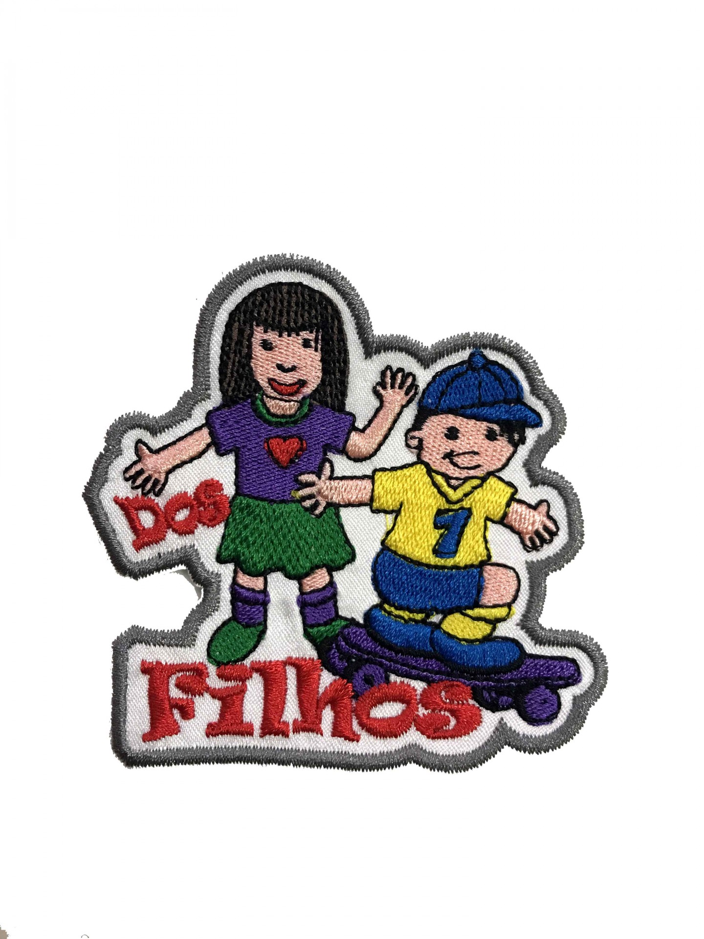 Emblema bordado com crianças desenhadas e texto Dos Filhos