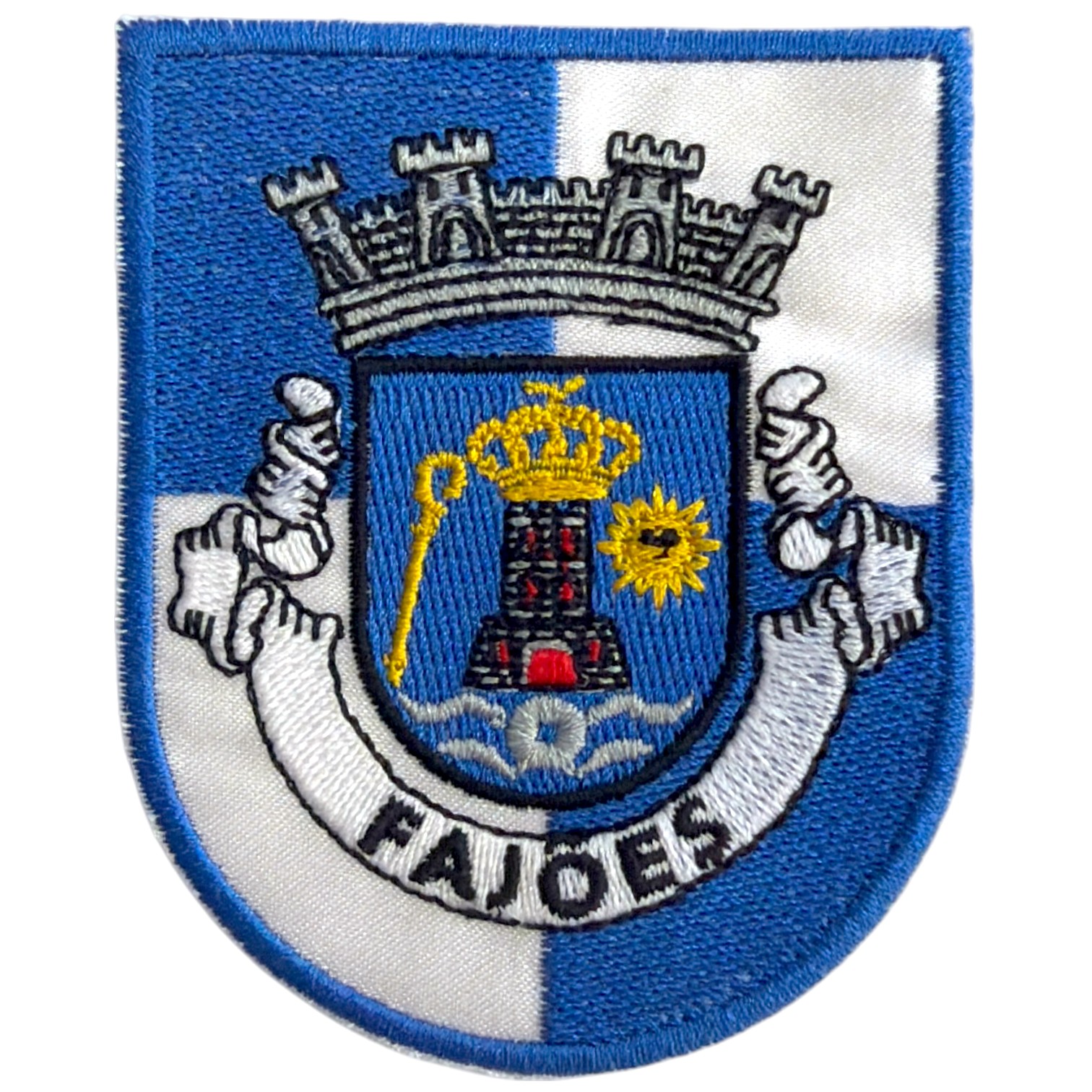 Emblema bordado azul e branco com castelo, coroa, sol e texto FAJÕES