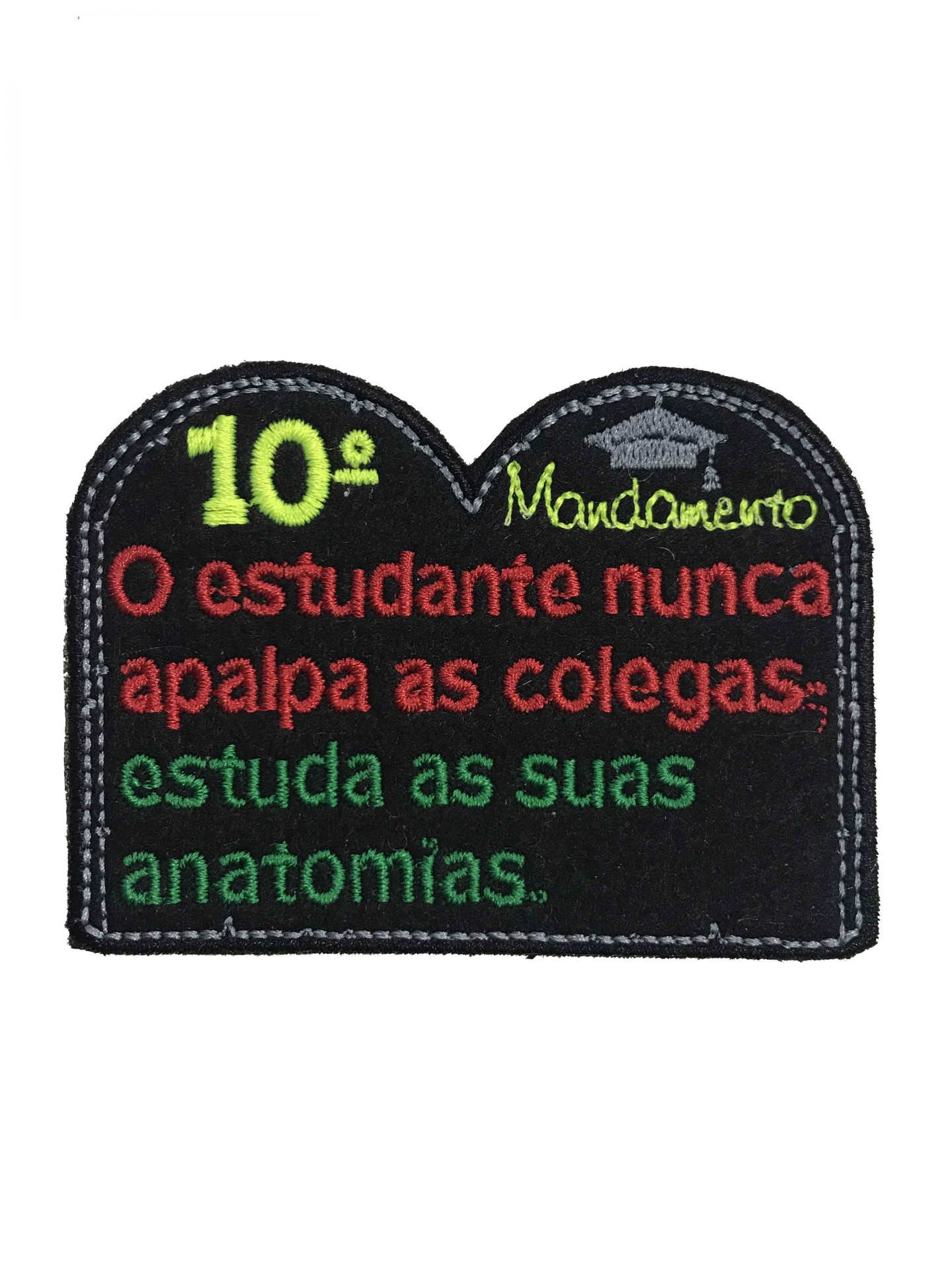 Emblema bordado com texto colorido sobre fundo preto com borda cinza.