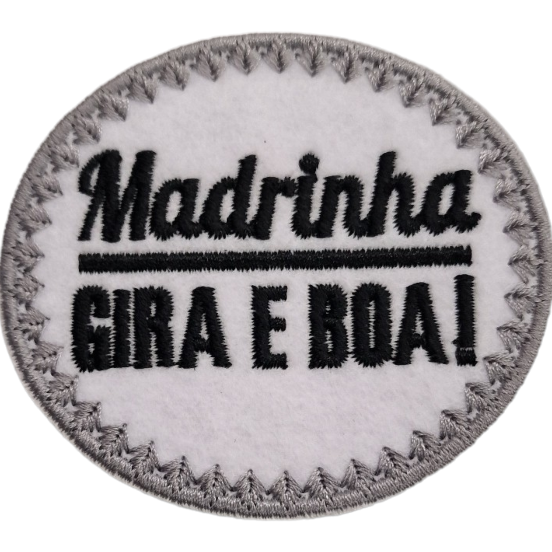 Emblema redondo branco com texto bordado 'Madrinha GIRA E BOA!'.