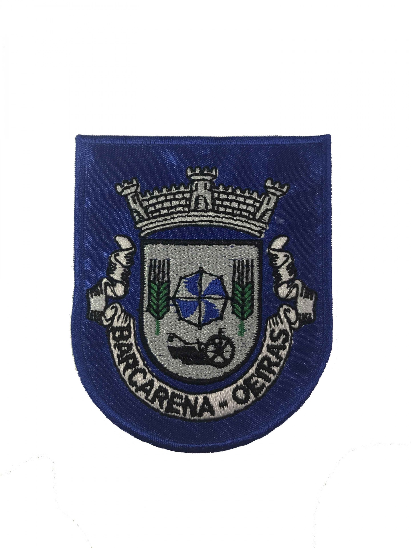 Emblema bordado azul com brasão central e coroa dourada