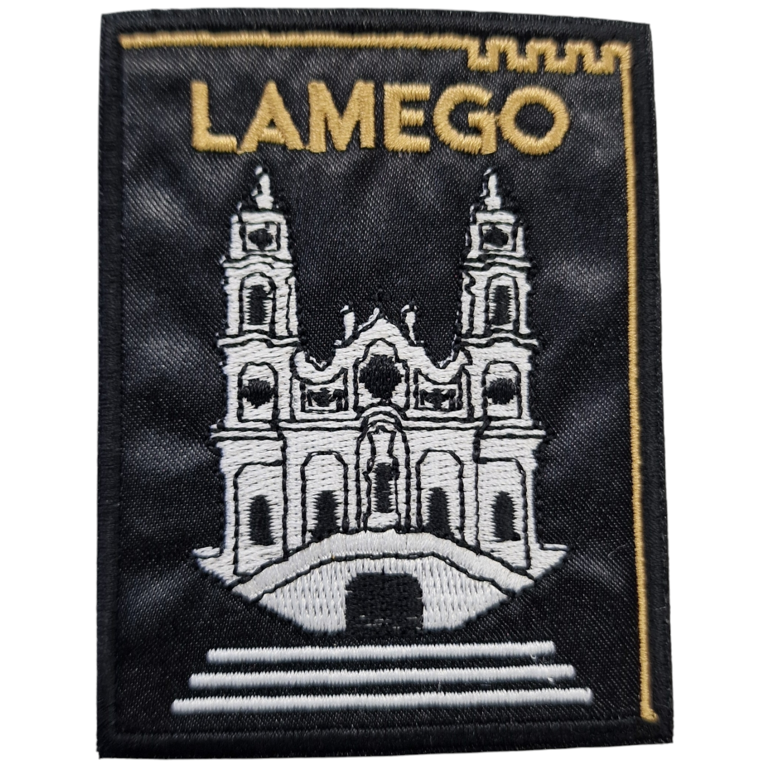 Emblema bordado preto e amarelo com edifício e texto LAMEGO