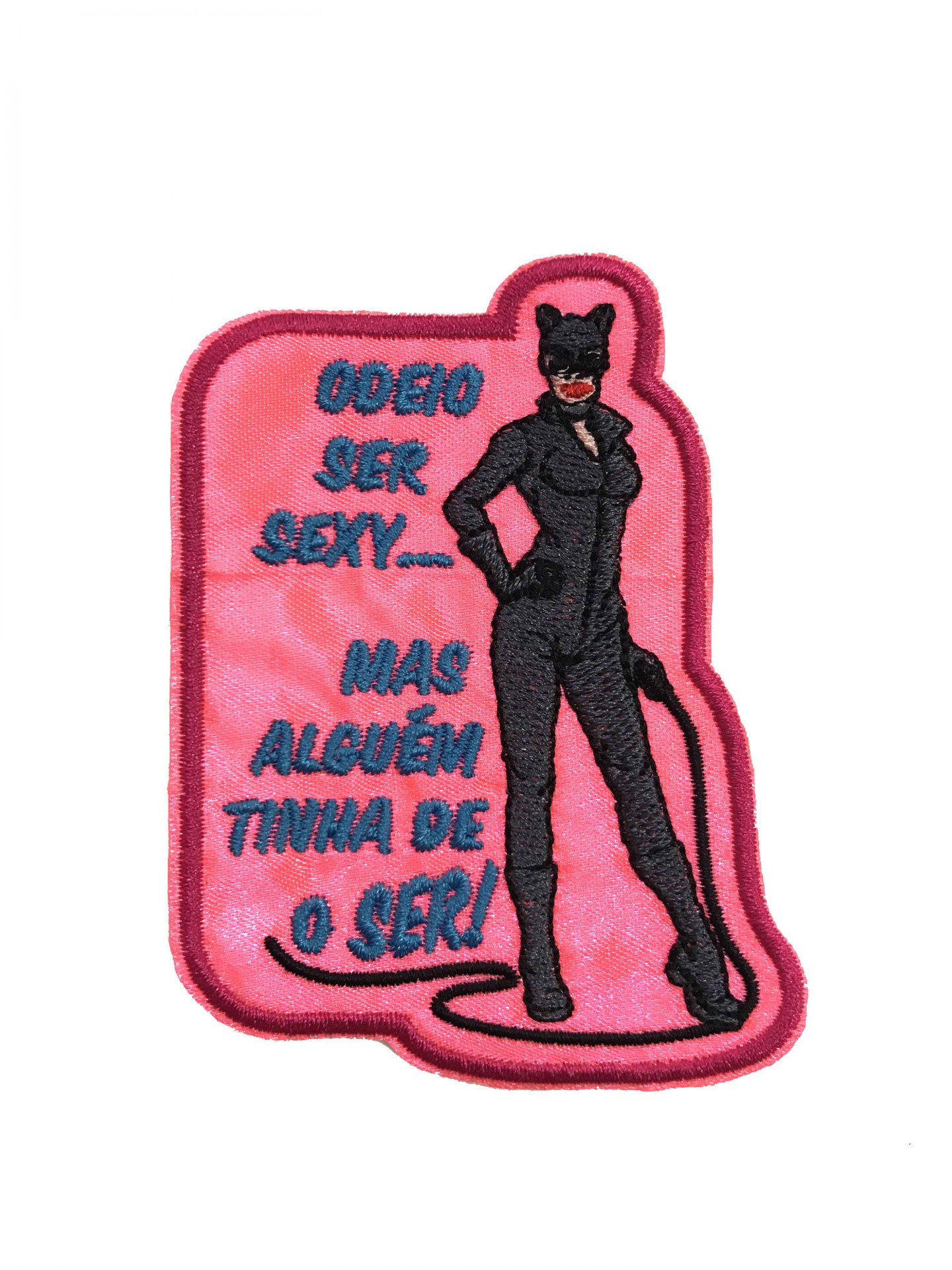 Patch rosa com personagem de gato preto e texto azul