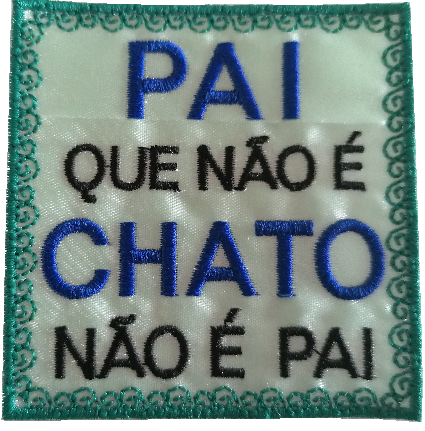 Pano branco bordado com texto colorido em azul e preto e borda verde