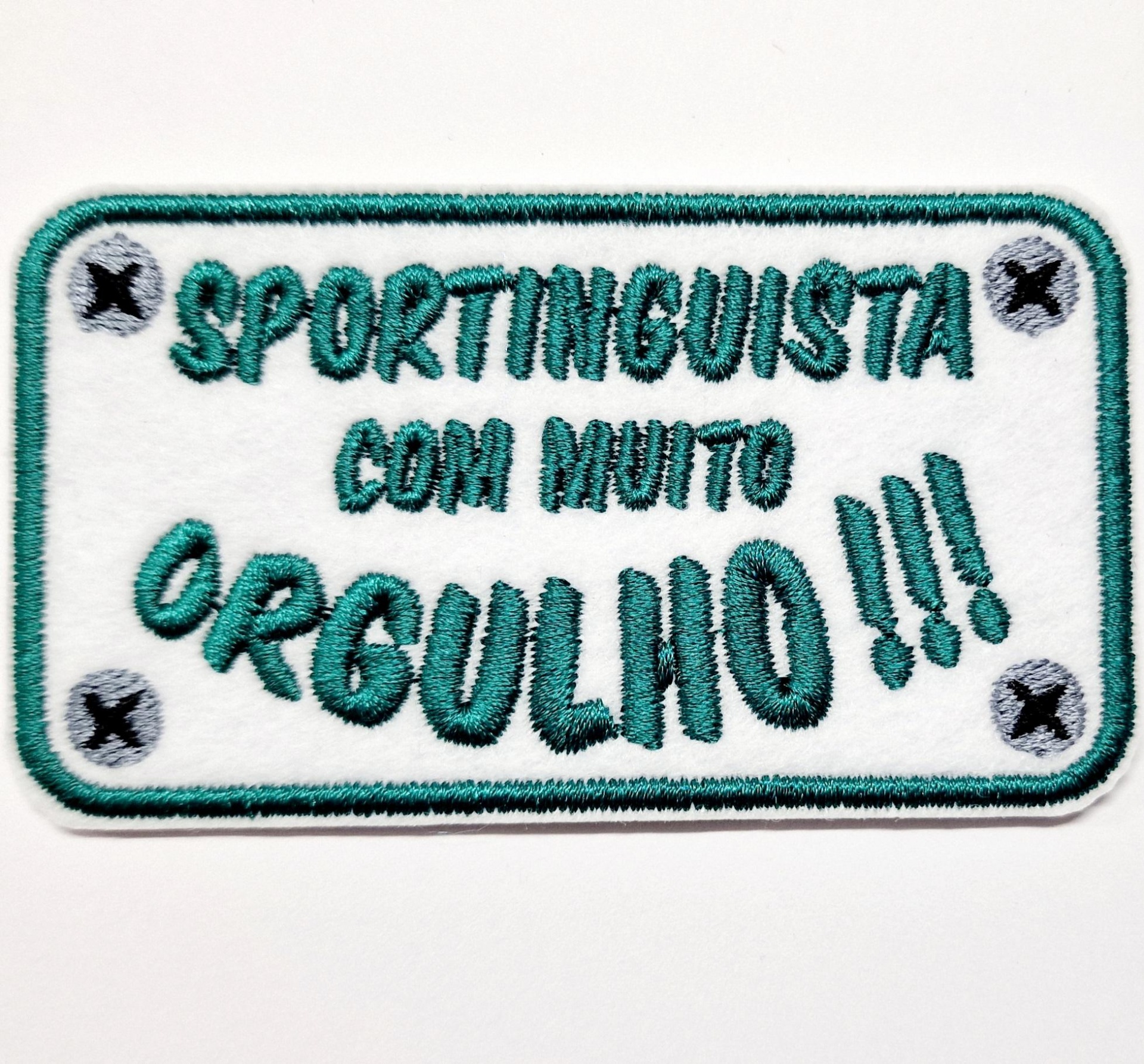 Etiqueta têxtil branca bordada com verde e texto SPORTINGUISTA COM MUITO ORGULHO !!!