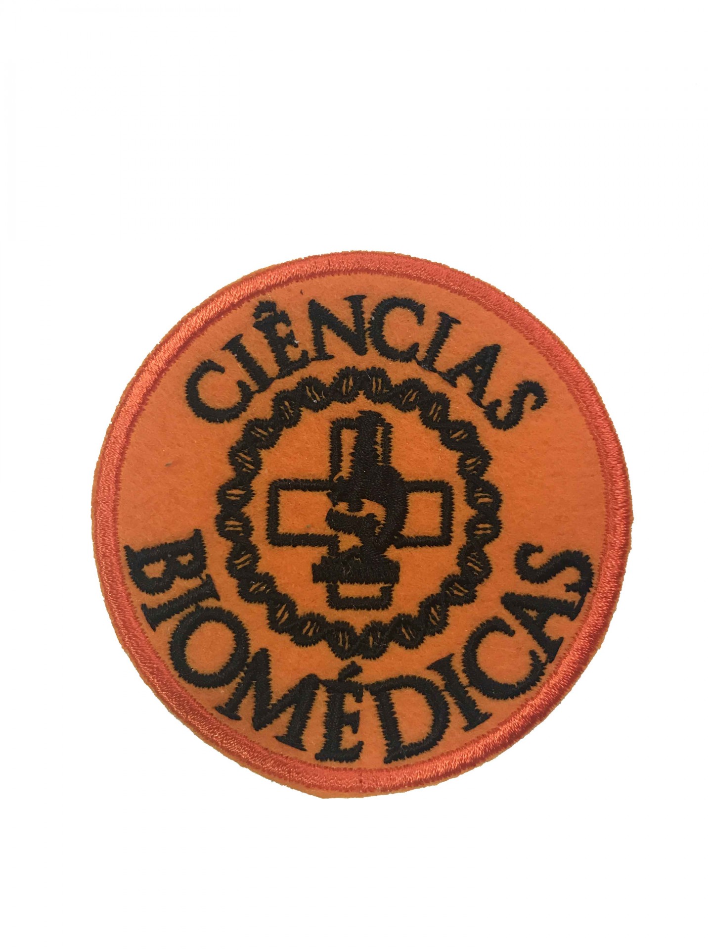 Emblema redondo laranja com texto preto e símbolo microscópio e serpente