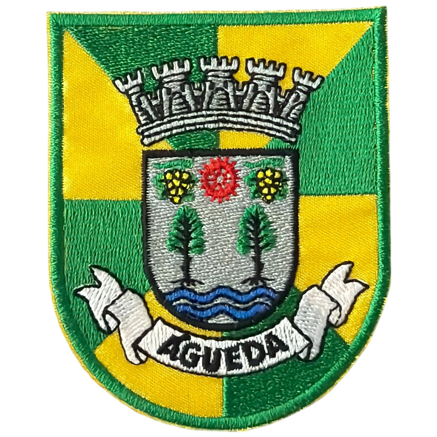 Emblema bordado com escudo amarelo e verde e texto AGUEDDA