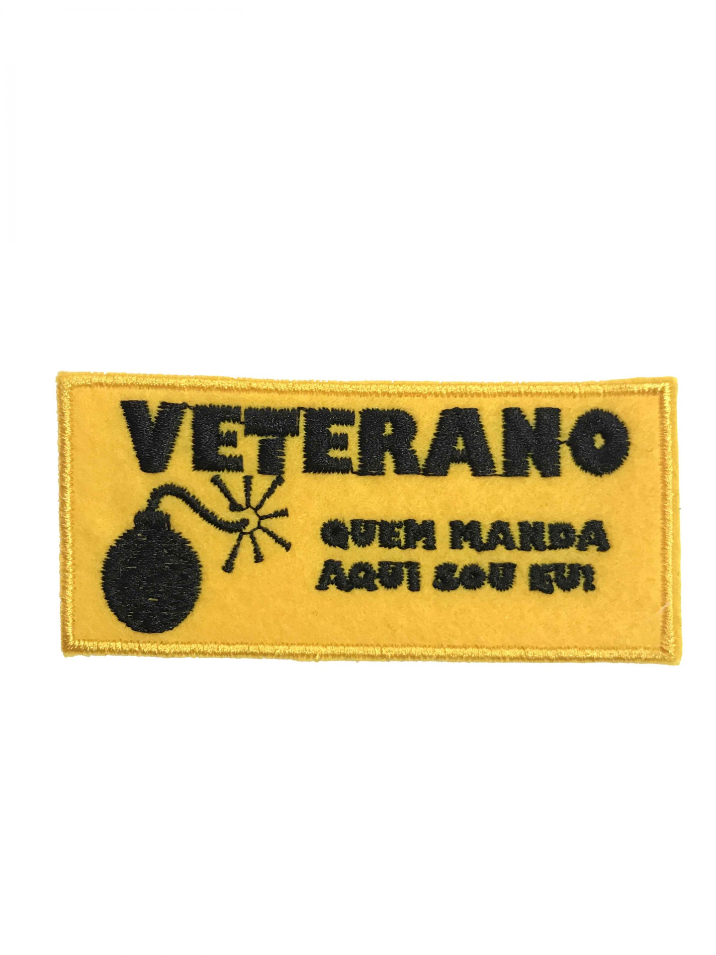 Emblema tecido amarelo com texto e desenho preto