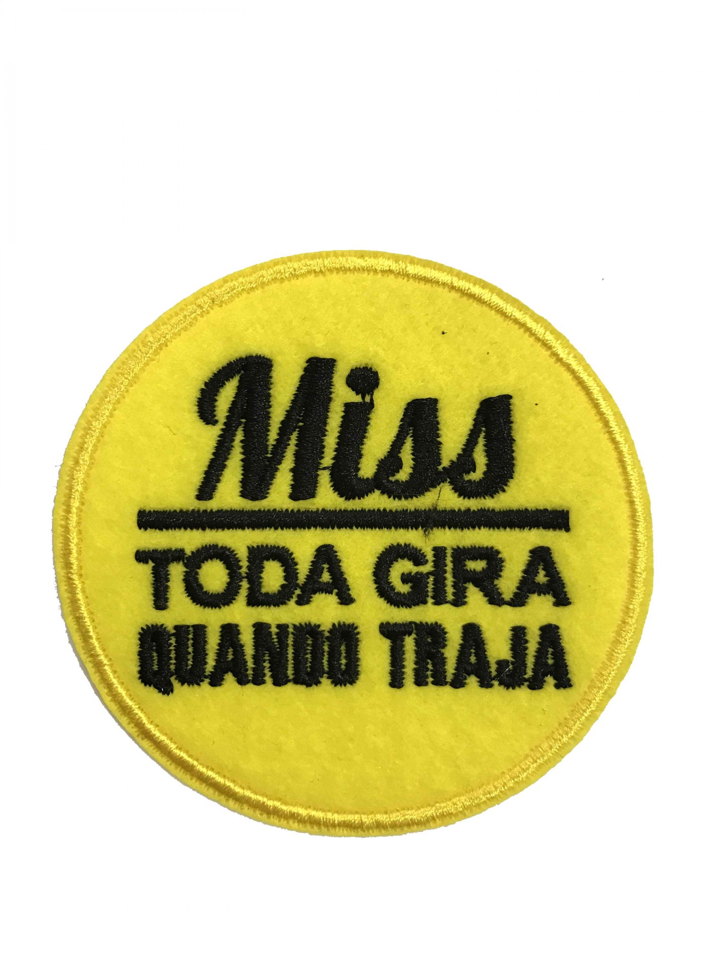 Patch amarelo redondo com texto bordado preto