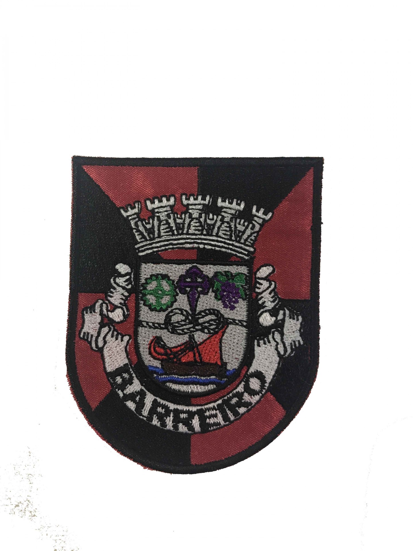 Emblema bordado com escudo vermelho e preto e texto PAMPLI