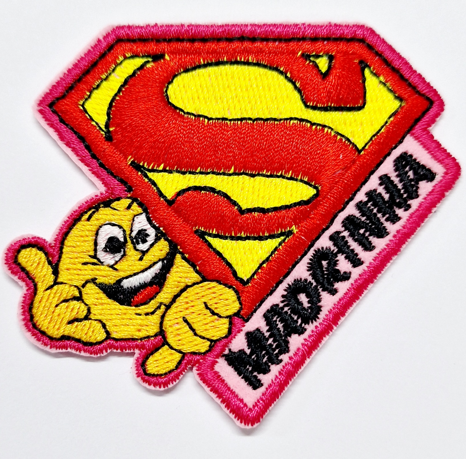 Emblema bordado do Superman com personagem amarela e texto HANDERINHA