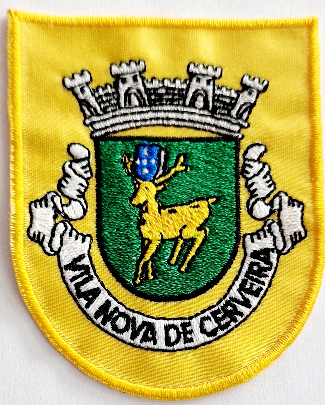 Emblema bordado com brasão de Vila Nova de Cerveira em tecido amarelo