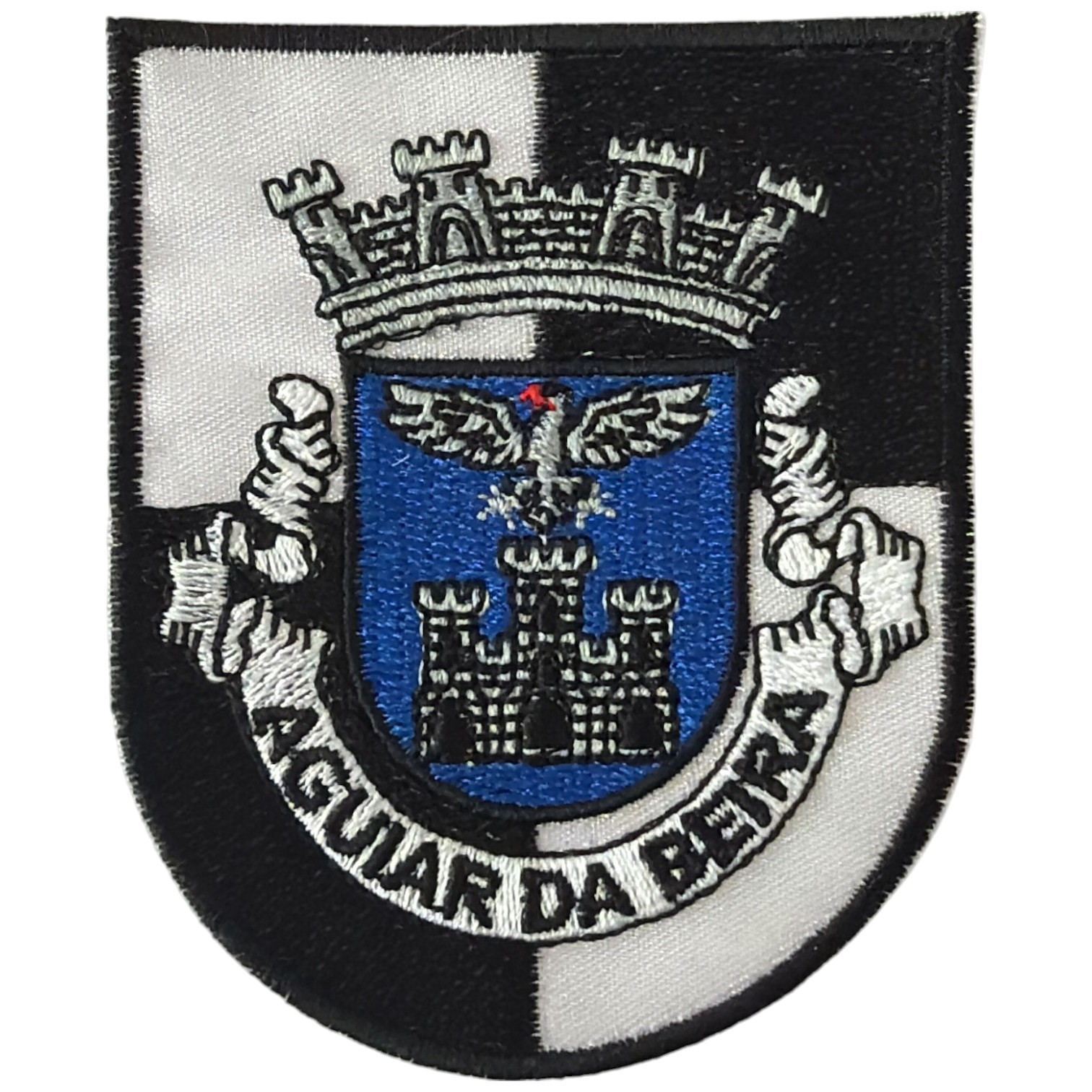 Emblema tecido preto, branco, azul, cinza e vermelho com torre, águia e texto