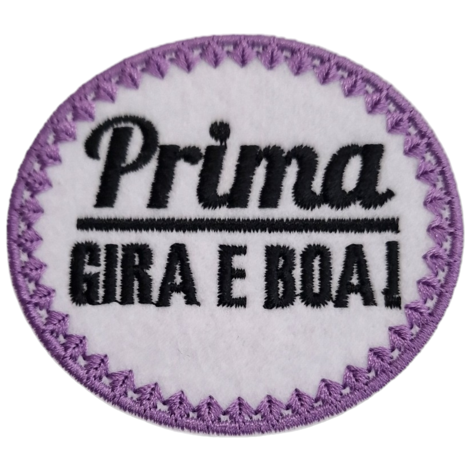 Emblema redondo branco e roxo bordado com texto 'Prima GIRA E BOA!'