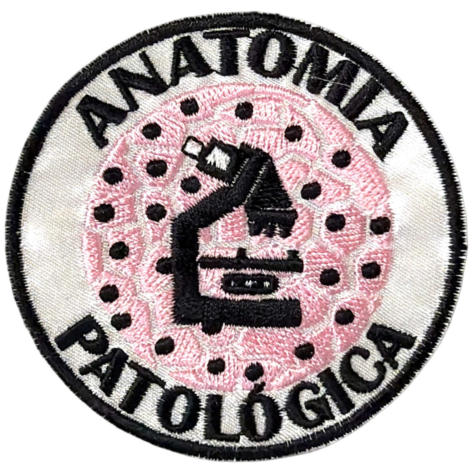 Emblema redondo bordado com imagem de microscópio e texto ANATOMIA PATOLOGICA