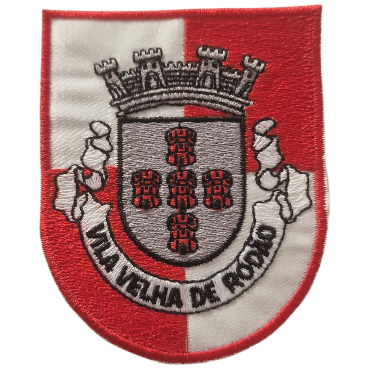 Emblema bordado de Vila Velha de Ródão com escudo vermelho e branco e coroa cinza
