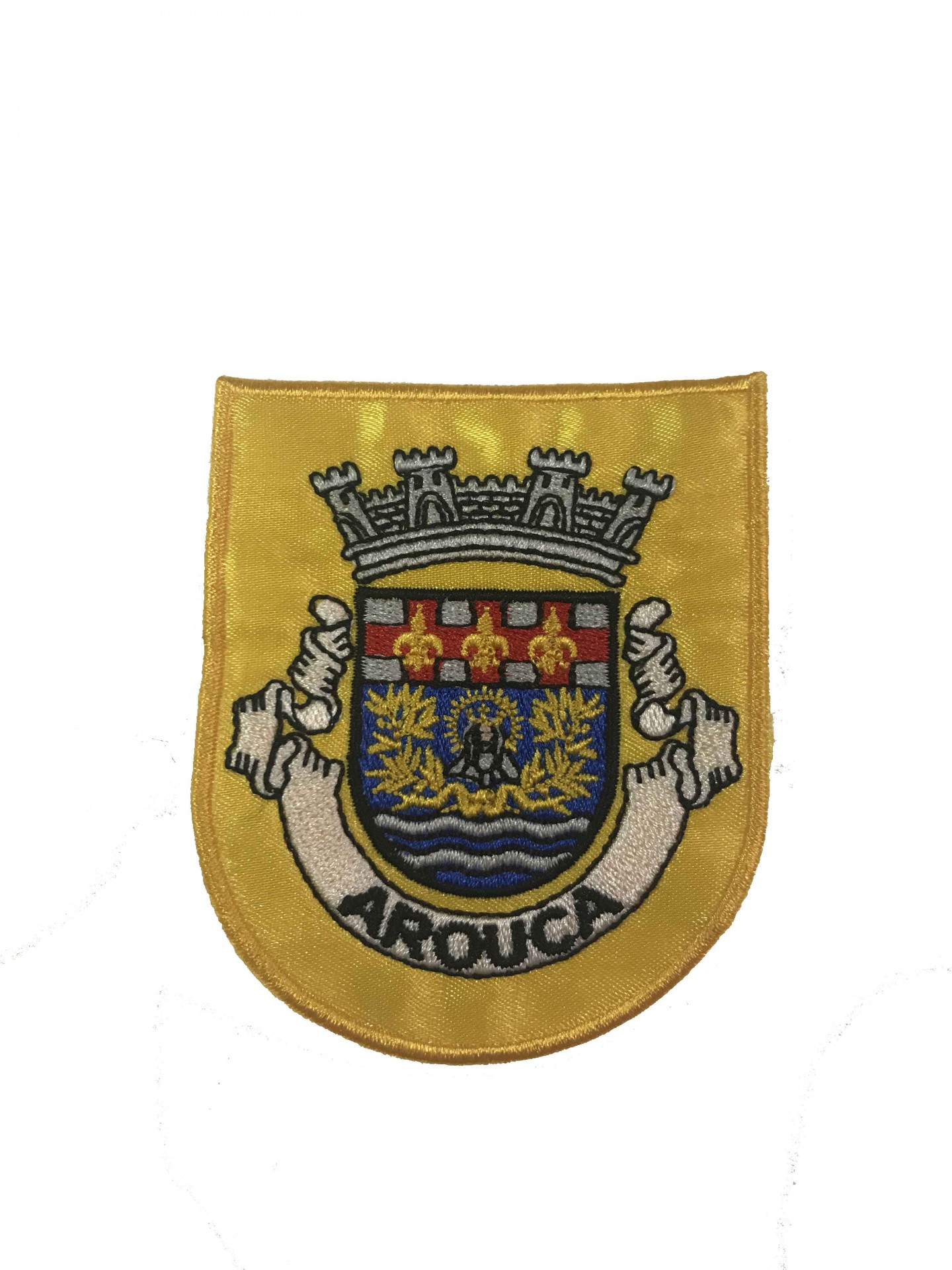Emblema bordado do brasão de Arouca em fundo amarelo