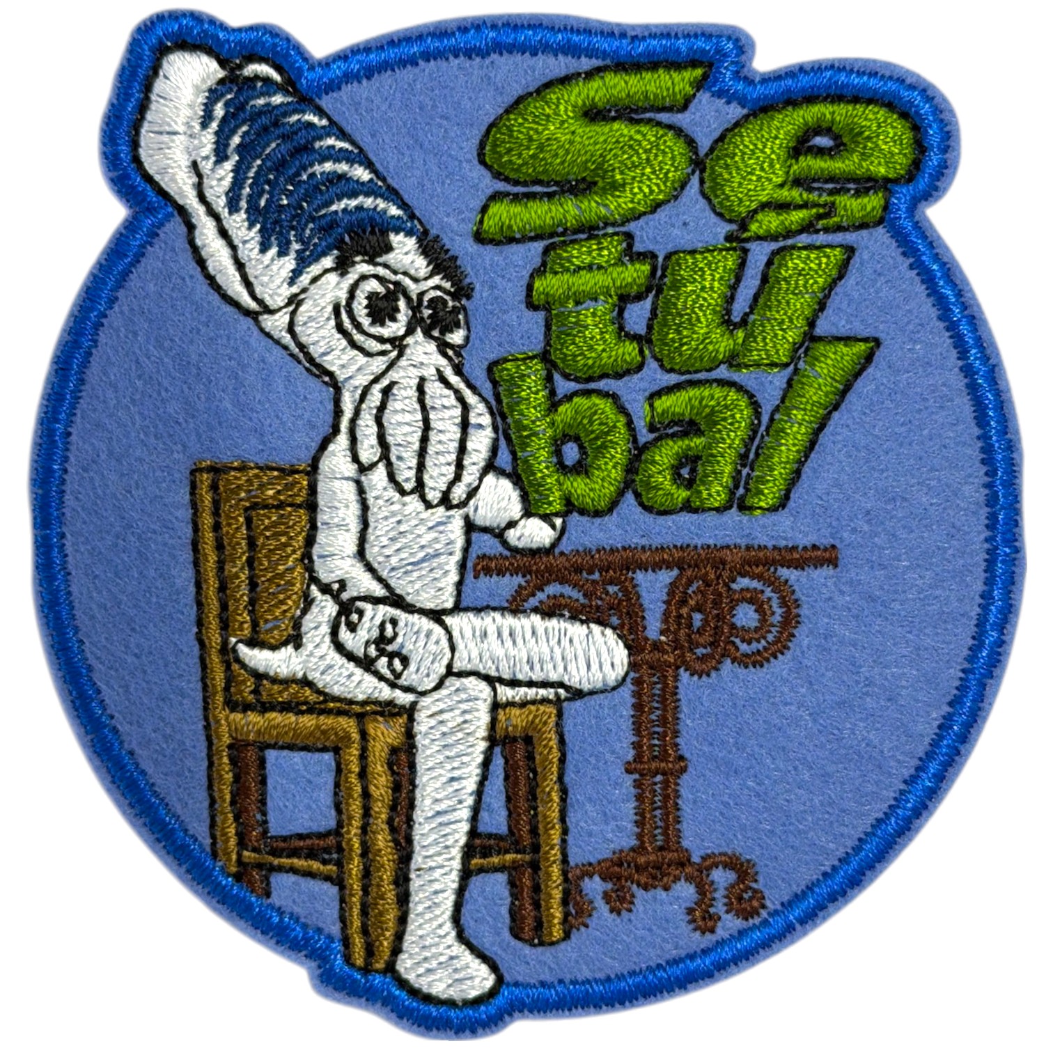 Emblema bordado com polvo sentado numa cadeira e texto verde