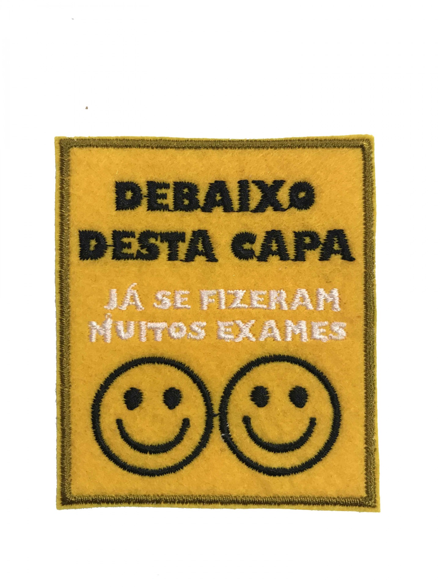 Peça de feltro amarelo com texto bordado e dois rostos sorridentes