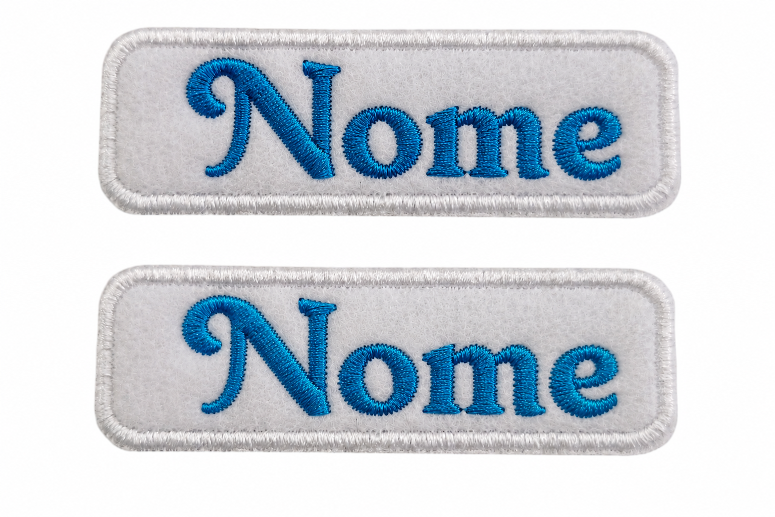 Dois emblemas retangulares brancos com a palavra Nome bordada a azul.