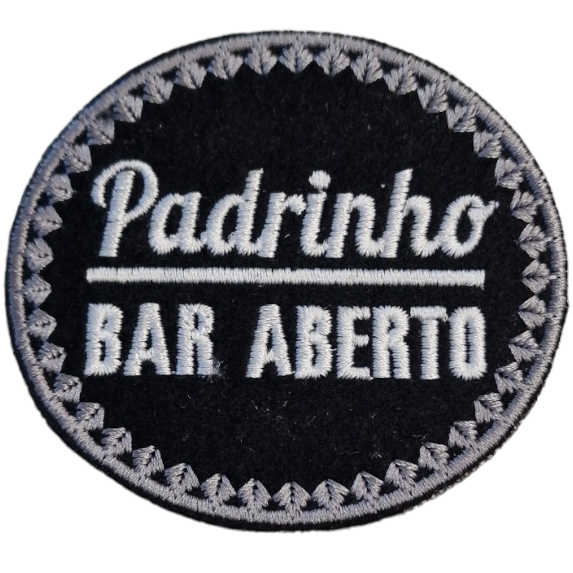 Emblema redondo bordado preto com texto branco 'Padrinho BAR ABERTO'