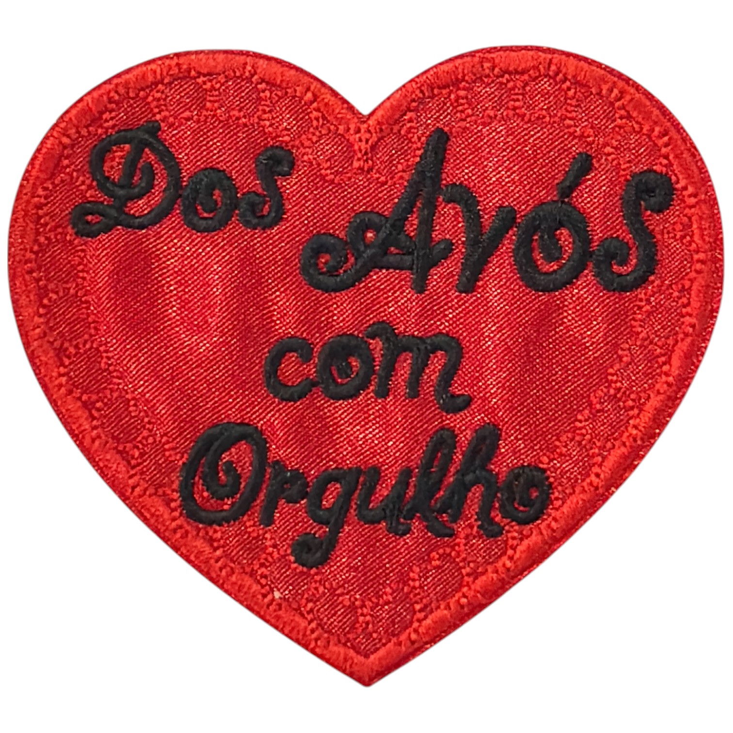 Tecido vermelho em forma de coração com bordado a preto.