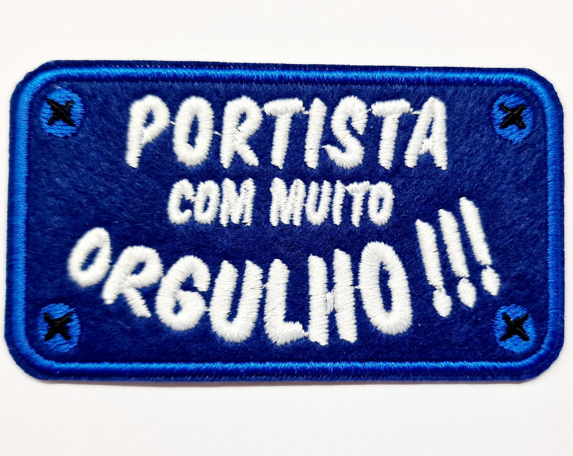 Patch bordado azul com texto branco e detalhes nos cantos