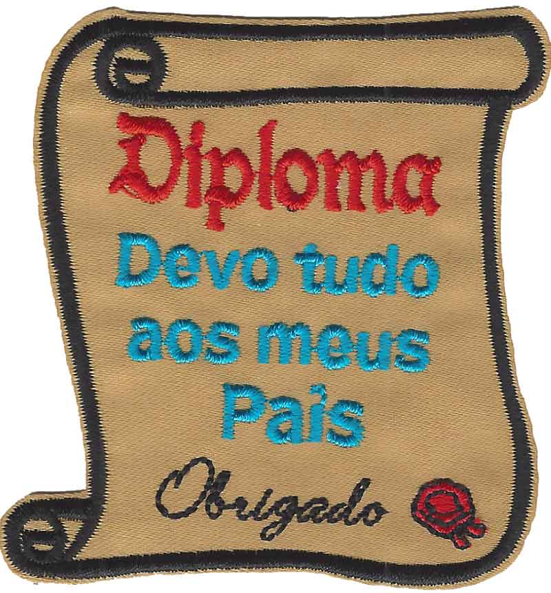 Emblema bordado em forma de pergaminho com texto em várias cores